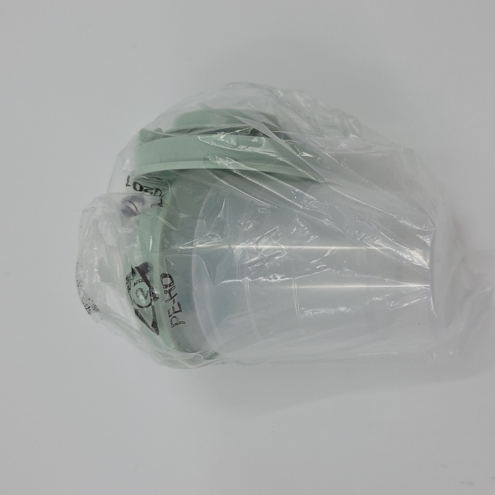 Tupperware Salt and Pepper Shakers Exclusif Color Light Green - Picture 9 of 10